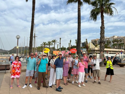 Apoexpa promociona la fruta de hueso entre los cerca de 10.000 cruceristas llegados ayer y hoy a Cartagena