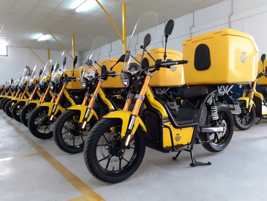Correos incorpora en Alicante 50 motos ciberseguras a su flota de reparto eléctrica