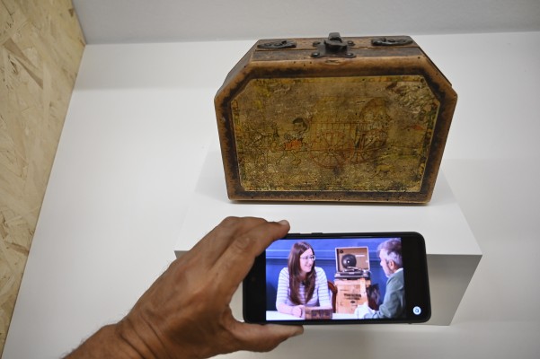 Més de cent objectes amb història s'instal·len al Museu de Belles Arts