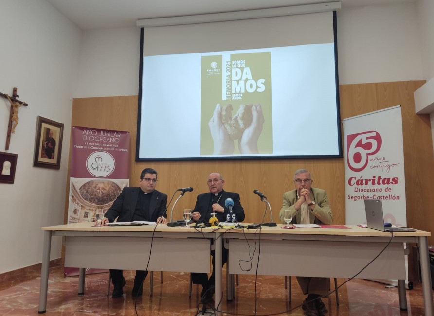 El Obispo, don Casimiro López, junto al director de Cáritas en la provincia Juan Manuel Aragonés y el delegado episcopal Sergio Mendoza  - 