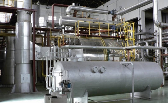 Vista parcial de un cogenerador en una planta industrial. - 