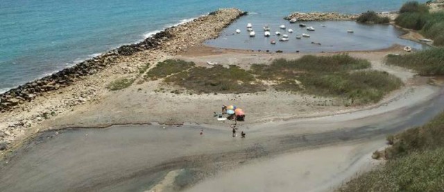 Cala Baeza, en El Campello, y el proyecto 'Colossus' de Calp, 'banderas negras' del litoral de Alicante