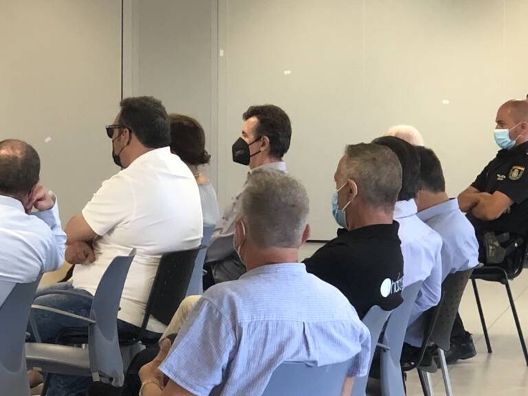 Jaime Febrero, en el centro de la imagen al fondo, durante un juicio. Foto: VP - 