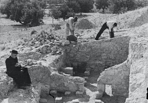 Aparecen negativos inéditos de las excavaciones del padre Belda en la villa romana de Torre la Cruz de la Vila