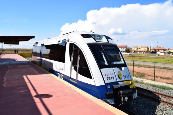 Unidas Podemos propone un autobús lanzadera para unir Los Urrutias con la estación FEVE de Los Nietos