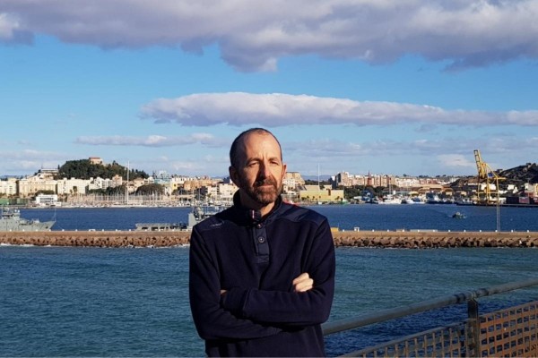 El cartagenero Jesús Sáez plasma en un libro sus experiencias 'Bajo las lunas de África' 