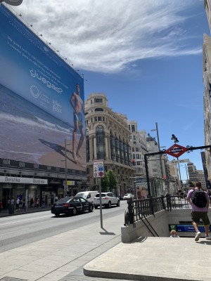 Carlos Alcaraz luce cuerpo en la Gran Vía de Madrid