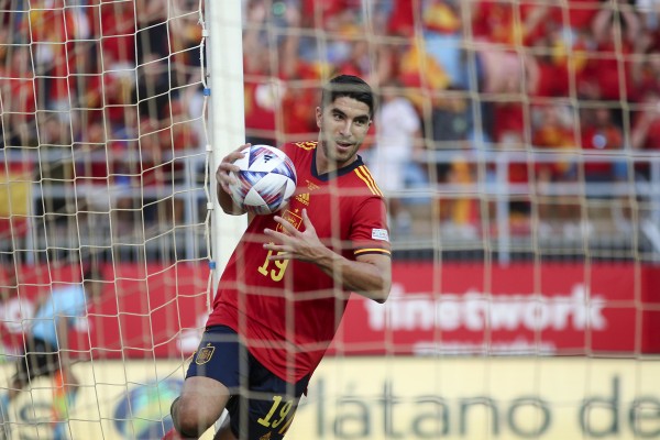Carlos Soler pone su 'granito' para devolver a España al liderato