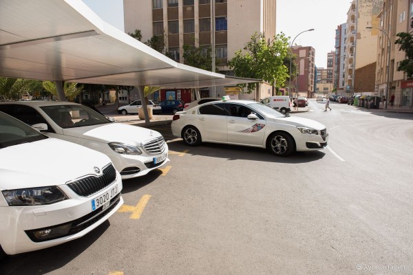 Cartagena inicia la mejora de las marquesinas de taxis