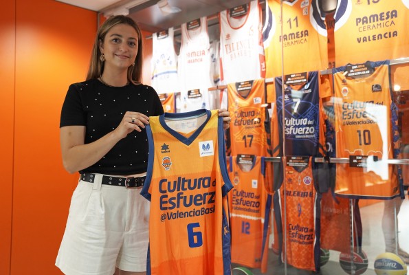 Lorena Segura ya tiene su camiseta en el Museo de L’Alqueria del Basket