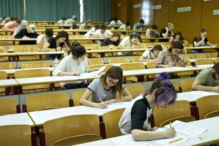 Las tasas universitarias en la Comunitat bajarán un 10% más  el próximo curso 