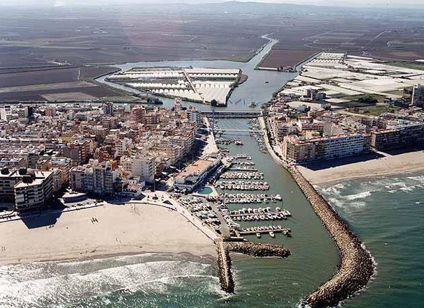 Panorámica de El Perelló, a la izquierda de la gola, con la Albufera al fondo. Foto: Club Náutico de El Perelló. - 