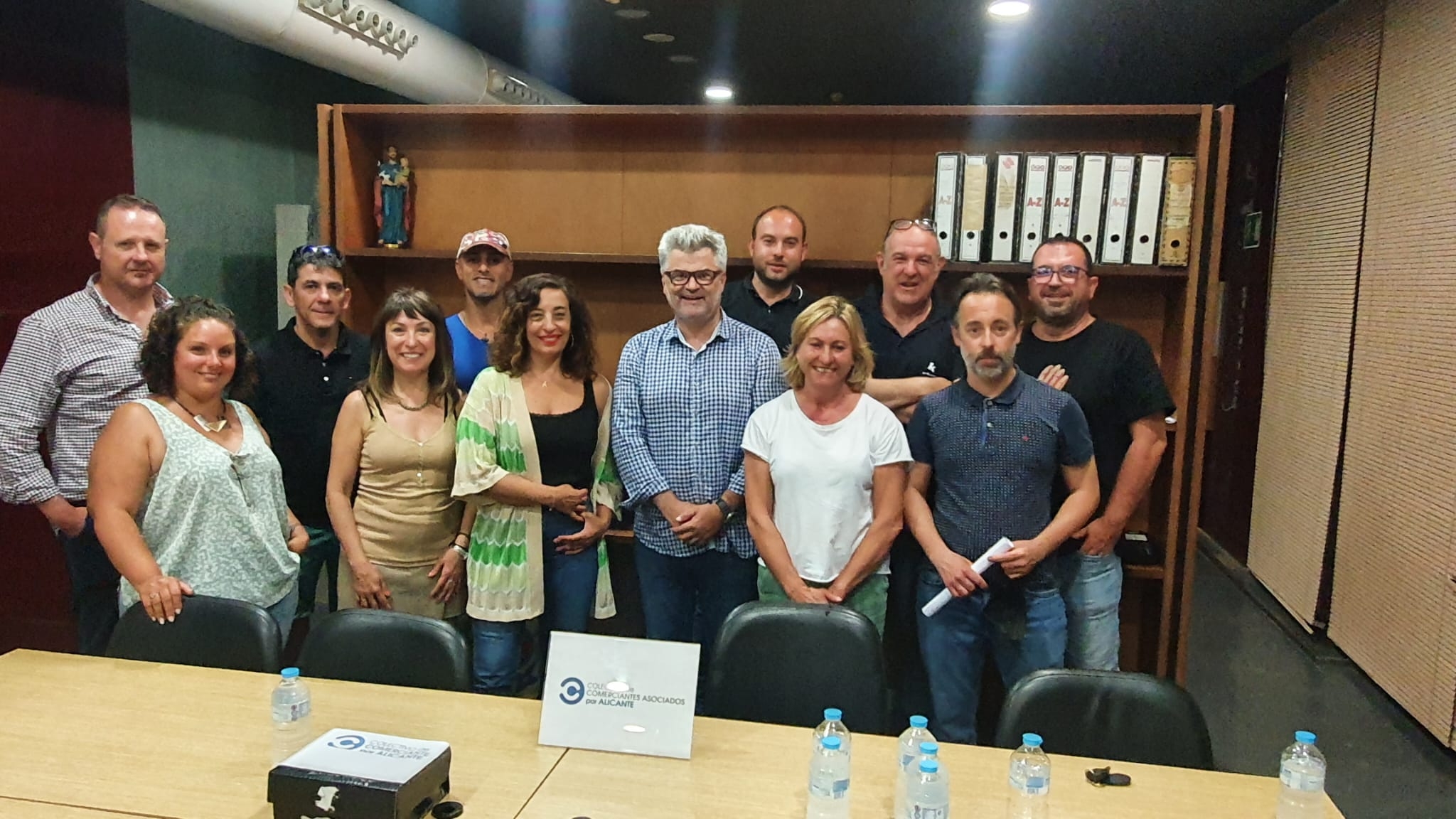 El nuevo presidente del Colectivo, Vicente Armengol (centro), junto a representantes de las asociaciones que lo conforman. - 