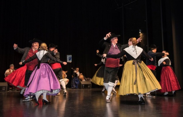 El 'Festival Folklòric' aterra al Teatre del Raval unint dansa i tradició