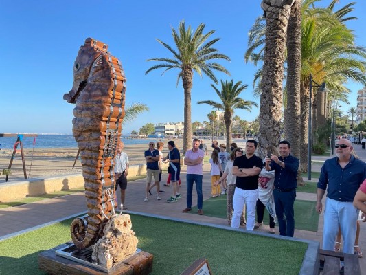 El 'Caballito de mar' de Teo, realizado con material de desecho, ya vigila el paseo Colón de Santiago de la Ribera