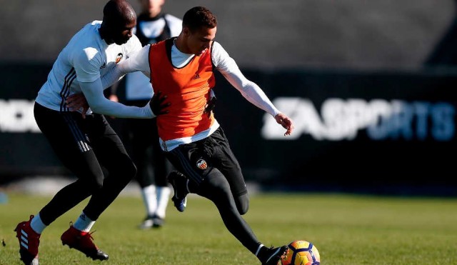 Voro recupera a Garay y pierde a Rodrigo para enfrentarse al Espanyol