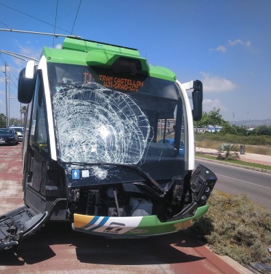Herido un hombre tras colisionar su bicicleta y el TRAM en Castelló