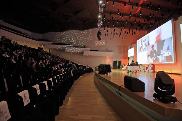 Tres congresos simultáneos llenan los hoteles de Alicante y preludian unas 'Fogueres' masivas