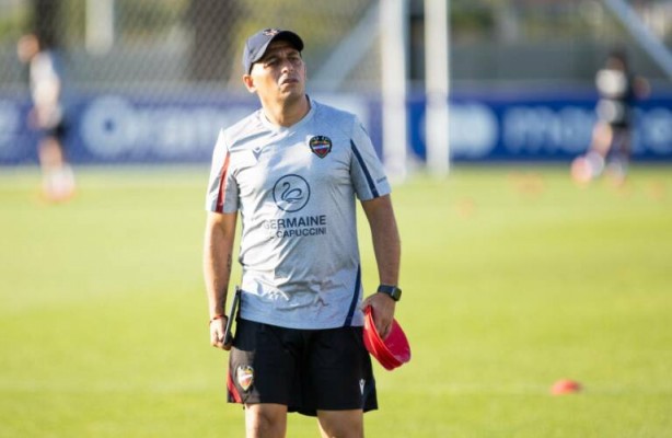 El técnico Villacampa abandona el Levante por motivos personales
