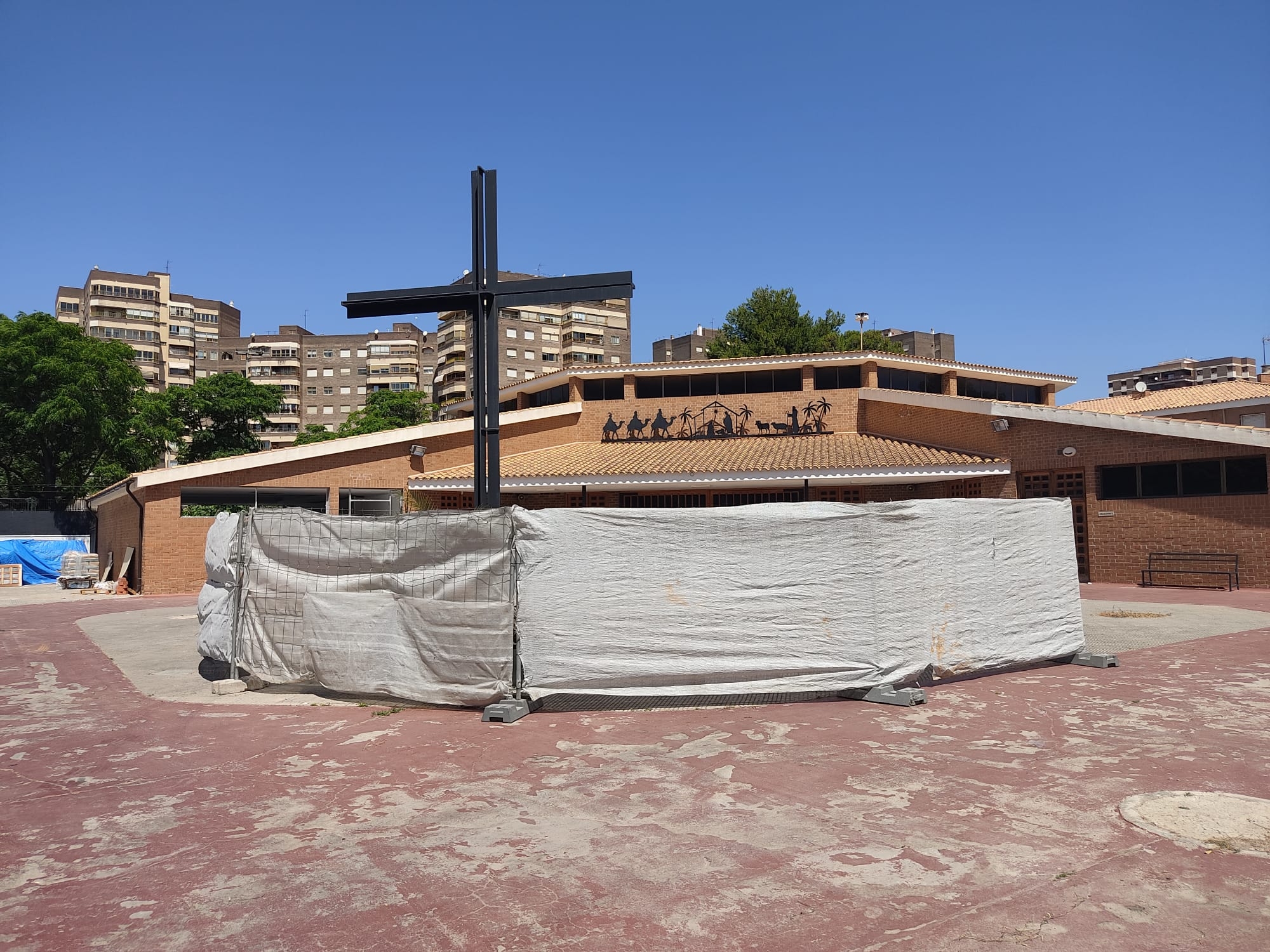 La parroquia de Santo Tomás de Villanueva se prepara ya para acoger la cruz del parque Ribalta