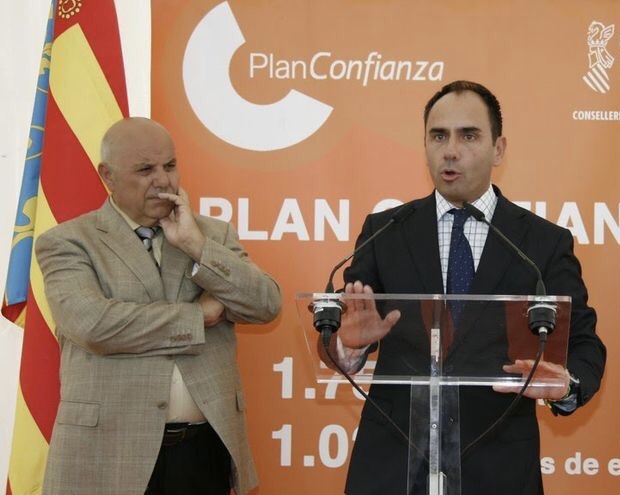 El exalcalde de San Antonio de Benagéber Eugenio Cañizares, a la izquierda. - 