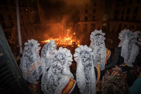 El Gil-Albert reúne a representantes y expertos para tomar el pulso a las fiestas del fuego