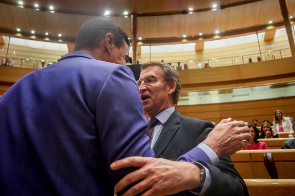 Primer cara a cara parlamentario entre Sánchez y Feijoo: El PP ofrece al PSOE pactar con ellos y no con minorías