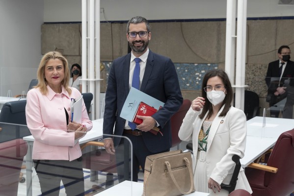 PSOE y Cs claman contra Miras por no invitar a todos sus diputados al acto del Día de la Región