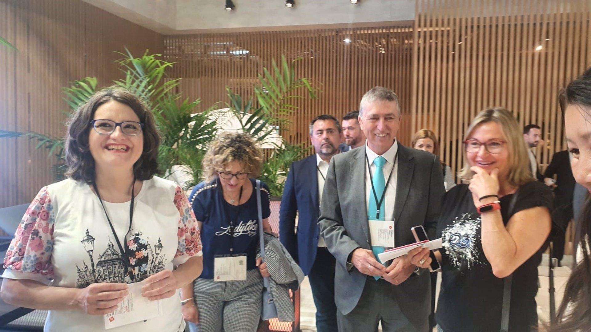 Oltra y Climent apoyan a empresas valencianas en el Salón del Mueble de Milán
