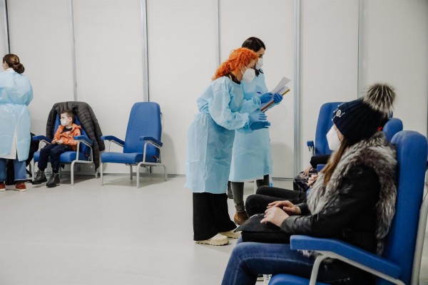 España suma 33.293 casos y 117 muertes con covid mientras la incidencia en mayores baja 31 puntos