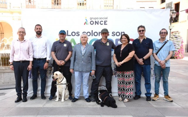 La ciudadanía de Castelló conoce la labor de los perros guía de la ONCE