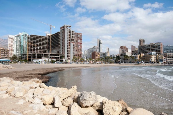 RA se queda con la limpieza y el alquiler de hamacas de la playa de Finestrat