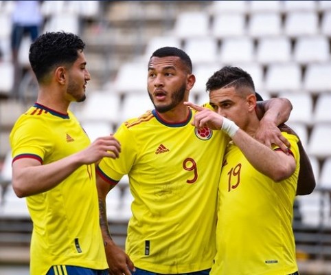 Un gol de Santos Borré hace vencer a Colombia ante una mundialista con 2.000 cafeteros en Murcia