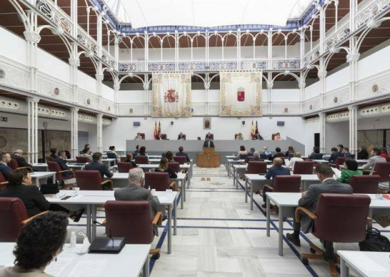 La Asamblea Regional rinde homenaje a sus expresidentes en el 40 cumpleaños del Estatuto de Autonomía