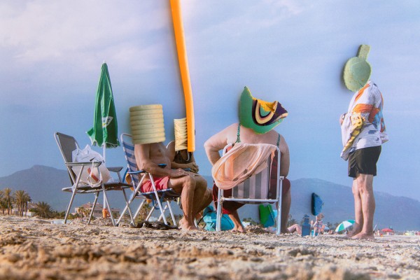 El plástico se apoderó de la playa… y este fotolibro te lo cuenta