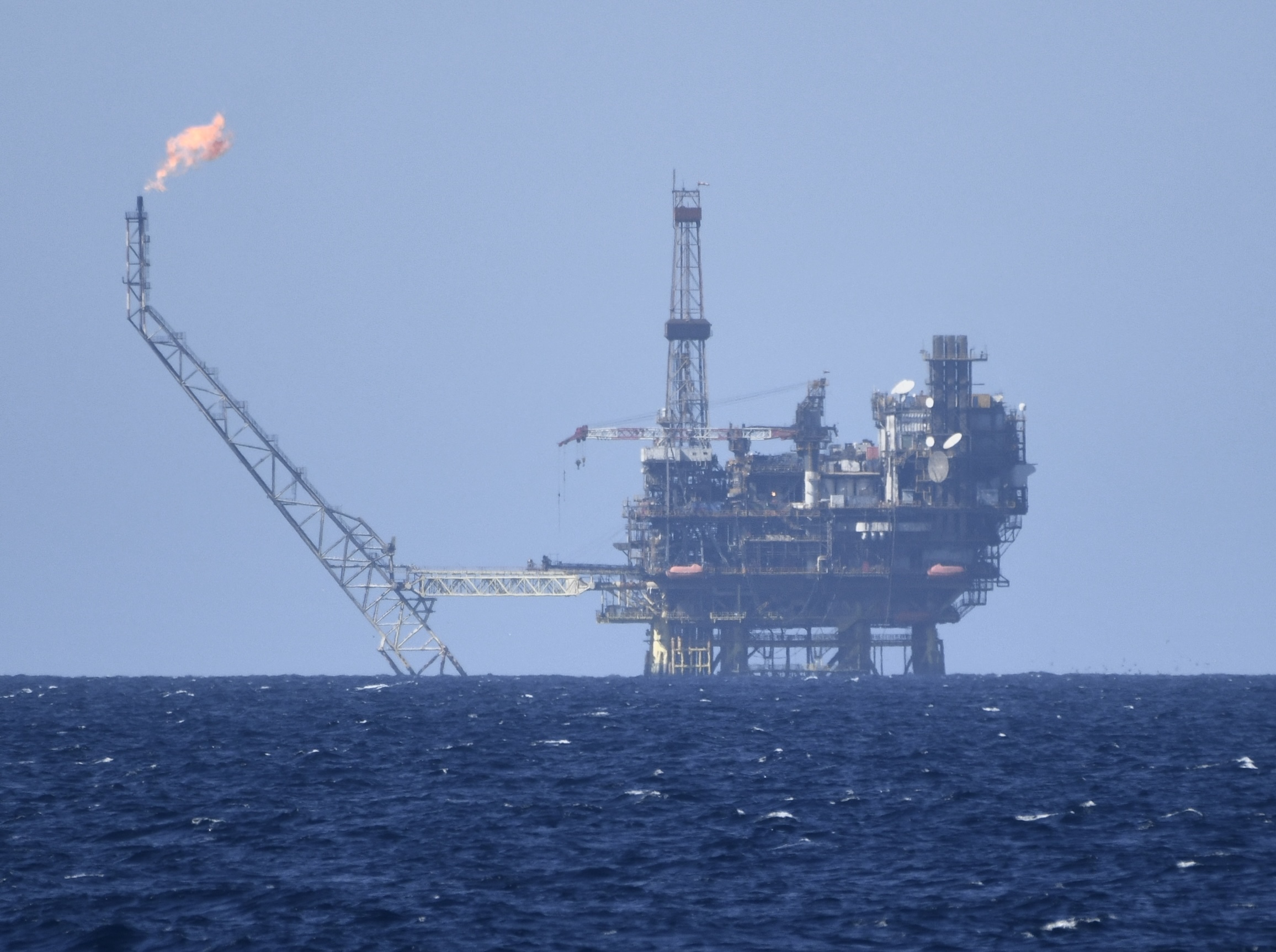 Una plataforma de gas y petróleo frente a la costa de Libia. Foto: ANTONIO SEMPERE/EP - 
