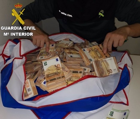 La policía interviene 400.000 euros en fajos ocultos en una maleta en el aeropuerto de València