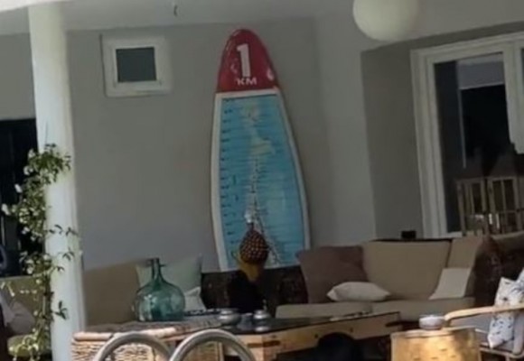 El padre del joven que sustrajo la tabla de surf informativa notifica que está en Madrid y será devuelta