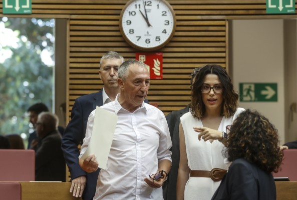 Solo un conseller acude a reclamar una nueva financiación a Les Corts