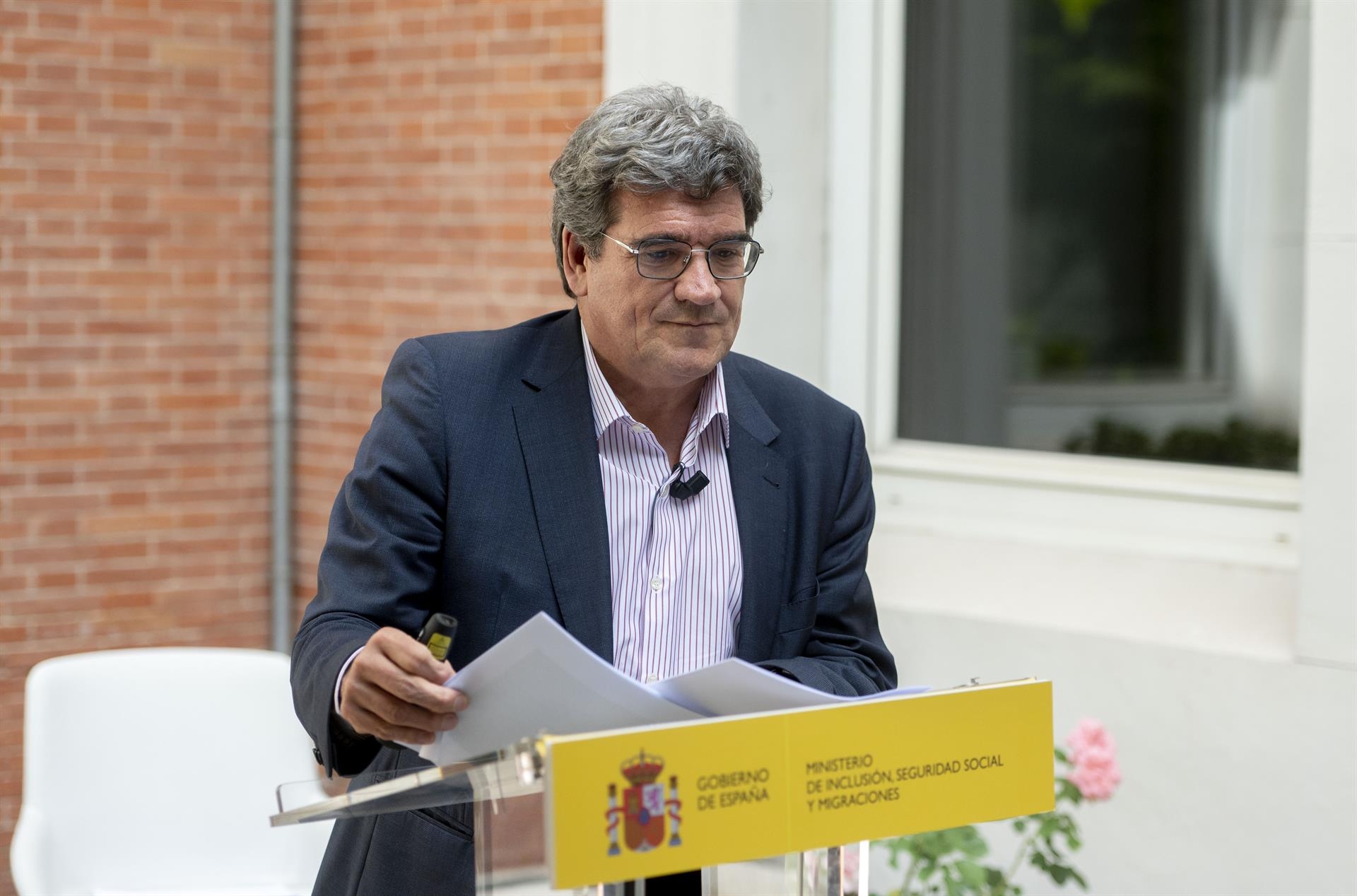 El Gobierno quiere regularizar a migrantes sin papeles que se formen en sectores con falta de trabajadores
