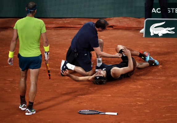 Zverev se lesiona y abandona en una semifinal frenética ante Nadal