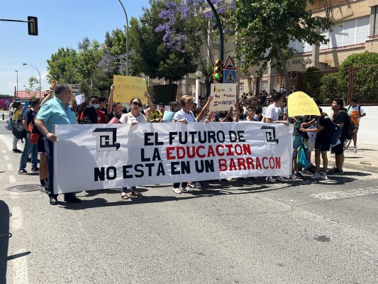 El IES Tháder se planta ante la sede de Doalco en Orihuela para exigir que ejecute la ampliación