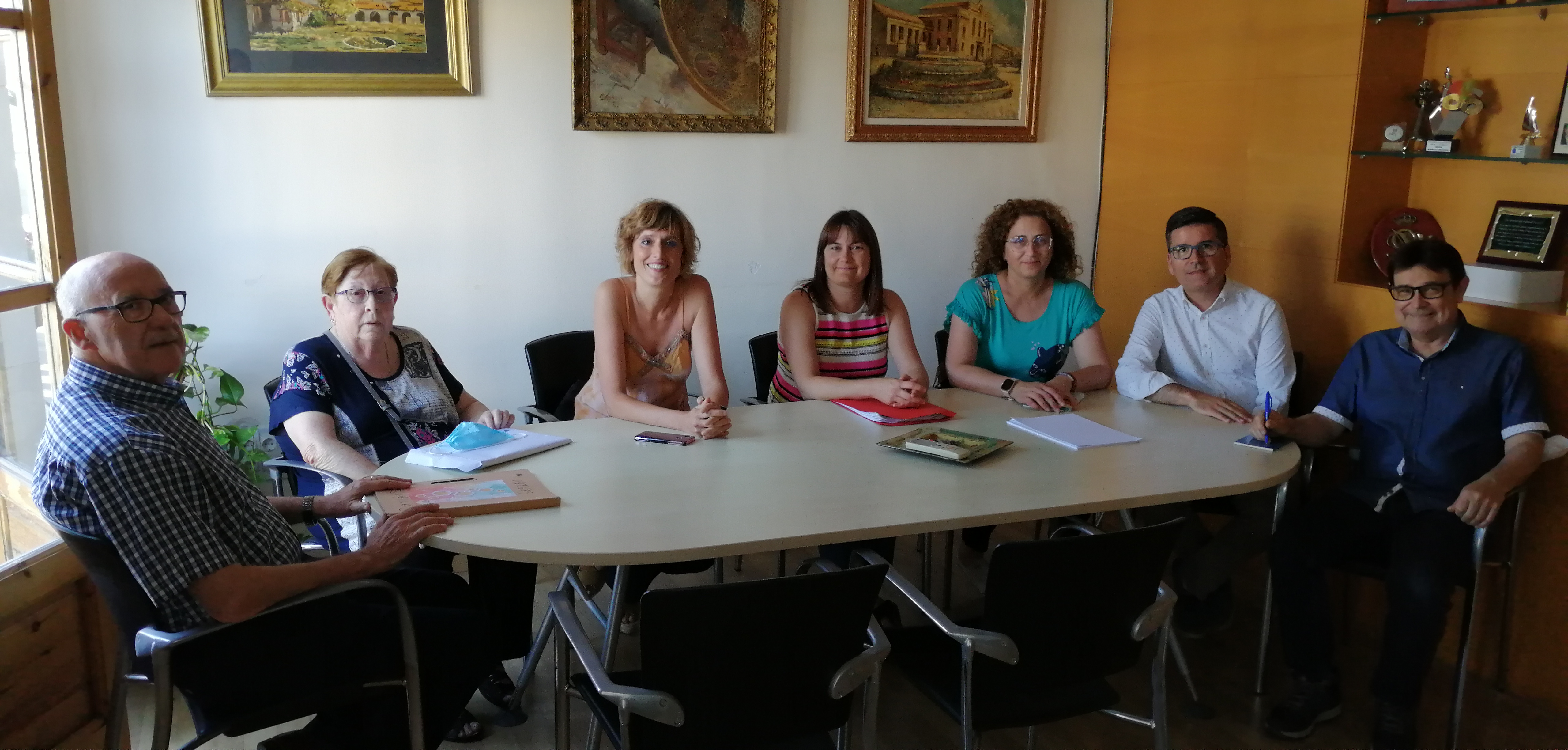 Rosa María Arrazola Díaz rep el Premi de la Mar 2022 pel poemari 'L'últim viatge'