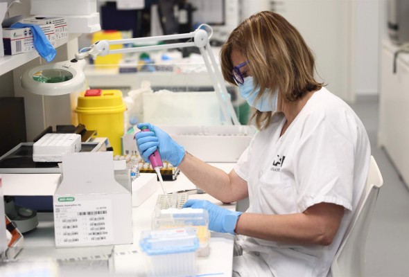 España suma 42.989 casos y 304 muertes por covid, mientras la incidencia en mayores baja a 617