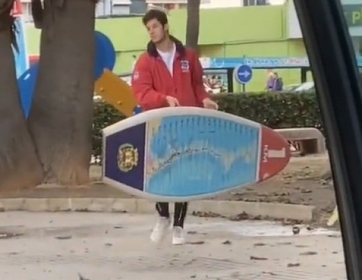 Roba la tabla de surf del punto kilométrico uno en La Manga y lo publica en TikTok  