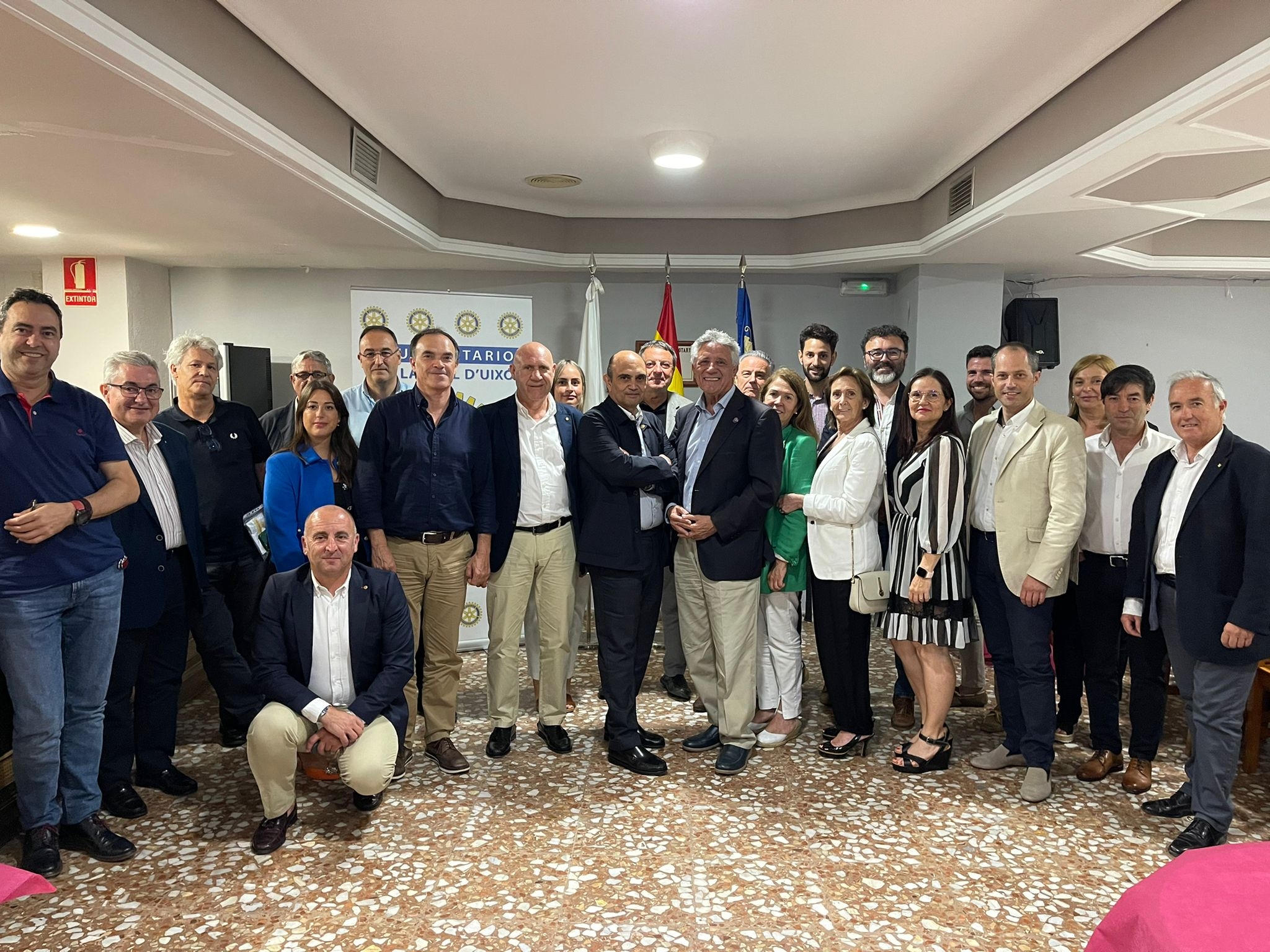 Los miembros de Rotary la Vall d'Uixó, junto al homenajeado, el empresario Silvestre Segarra.  - 