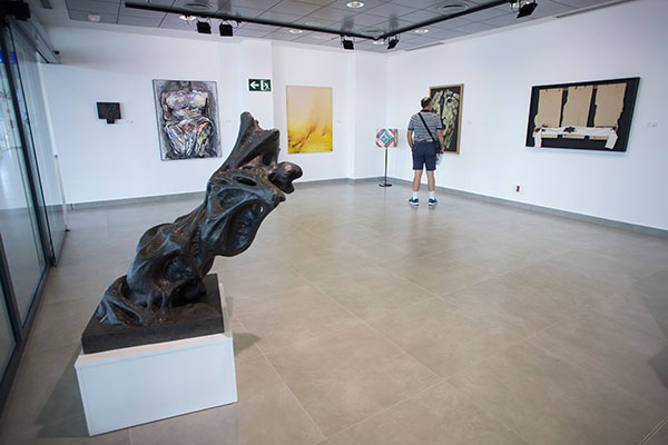 Un 'vis a vis' entre diseño y arte reabre la galería del aeropuerto de Castellón