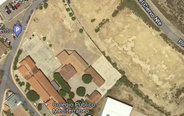 Promueven una concentración en la puerta del colegio de La Manga en protesta por el proyecto del centro multiusos junto al mismo