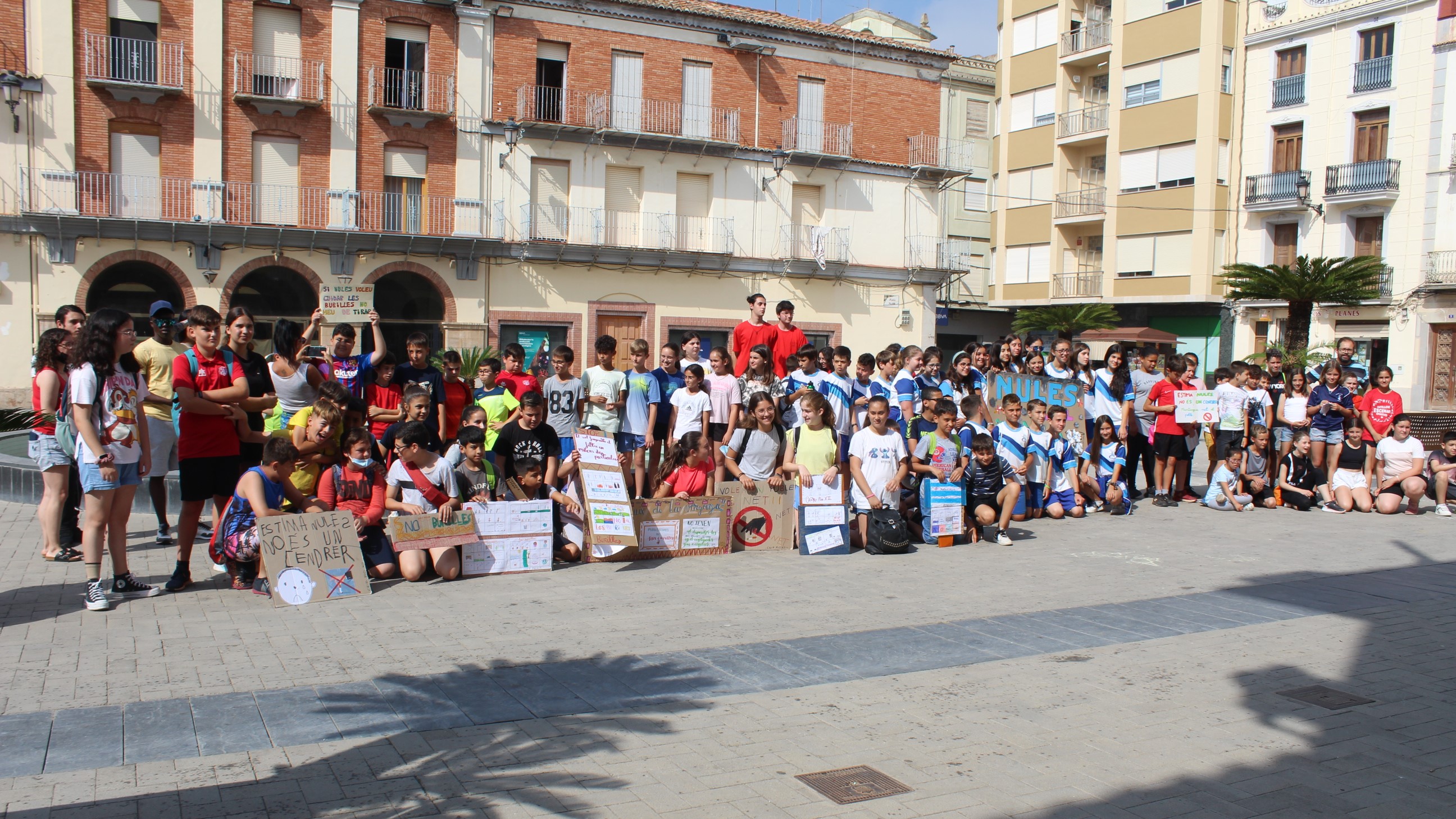 Escolars participen en la campanya 'Estima Nules, no és un cendrer' per evitar les burilles al carrer