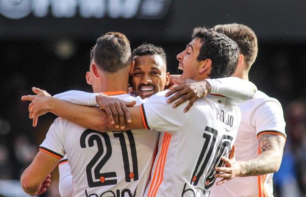 El Valencia CF respira y se aleja de la zona de descenso
